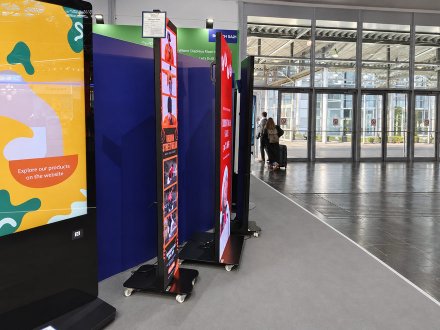 LPOA77250 – LED Poster 77″ P2.5 Totem